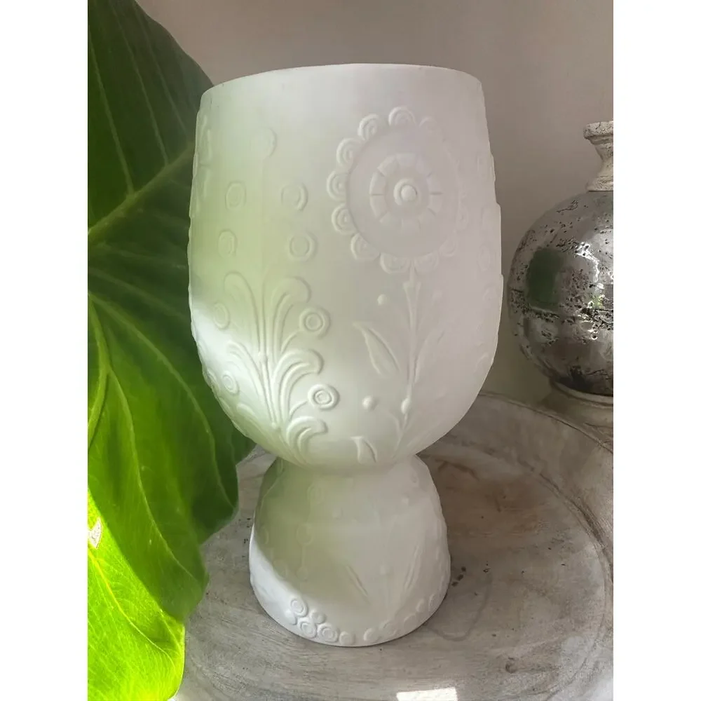 Lladró White Porcelain Vase Designed by Julio Fernández, 1971–1974 floral 9x4”